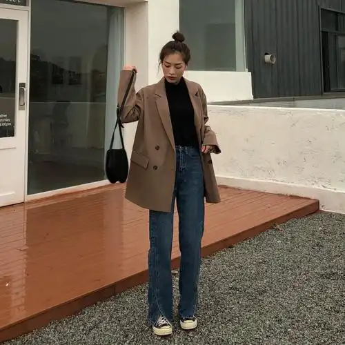 高腰的版型,非常修饰身材,下身搭配一双高跟鞋,十分精致的一款牛仔裤