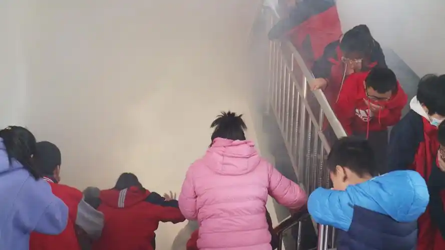 "关注消防,生命至上"——菏泽市春蕾小学消防安全逃生演练