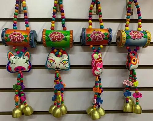 云南民族系列旅游纪念品东巴风铃挂件 长鼓绣花卡通香包三铃