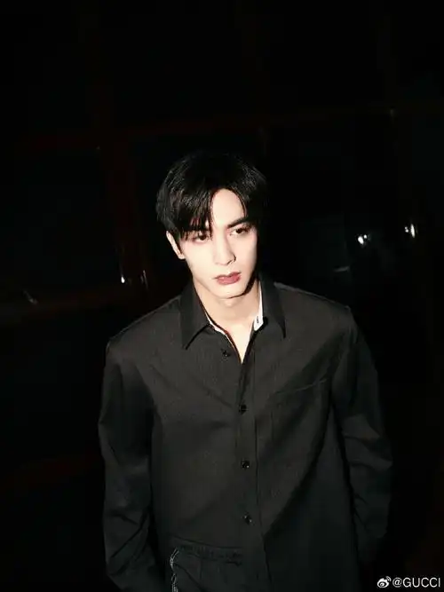 演员@宋威龙99以酷感深灰色造型造访#gucciancora#线下空间,遇见#古驰