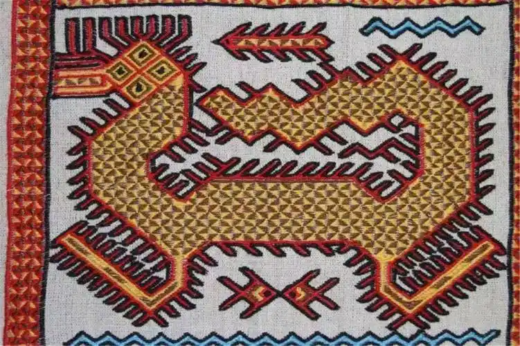 黎锦工作坊里,同学们正在"唧唧复唧唧",参考精美的大力神,中国龙图案