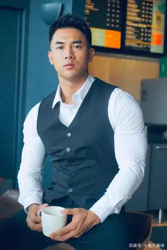 没错,这就是身材和颜值都可以打满分的国产健身教练!