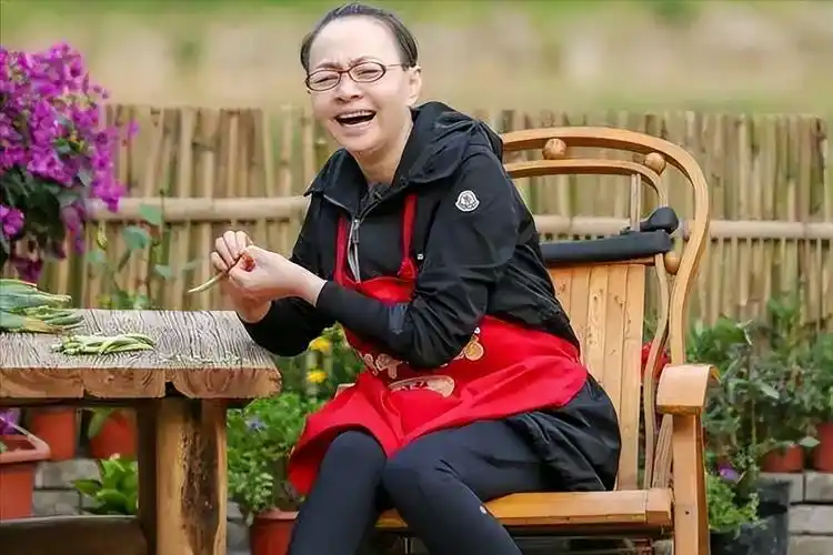 62岁宋丹丹近照大变样,头发稀疏唇色苍白,与当初的白云大相径庭