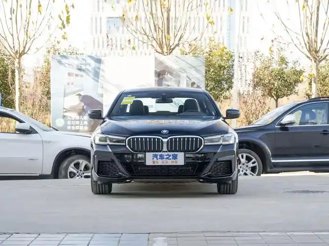 华晨宝马>宝马5系新能源>2022款改款535lem运动套装>宝石青>车身外观>