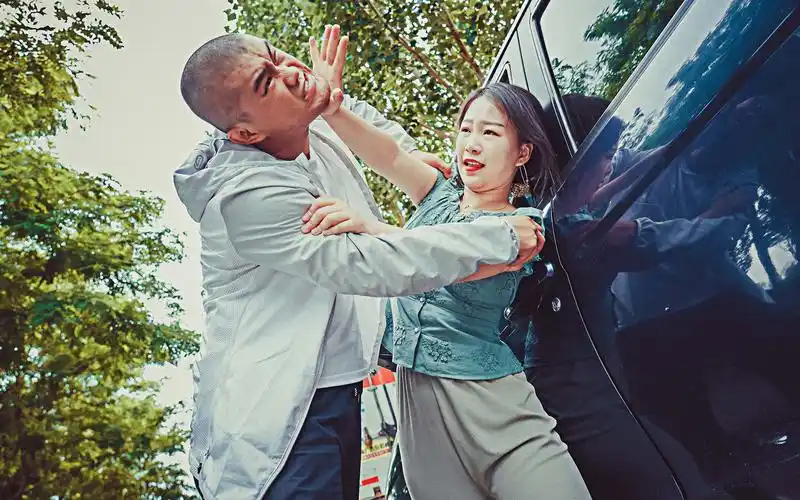 男子乱扔垃圾被制止,竟掐紧美女脖子,柔弱美女1招脱身