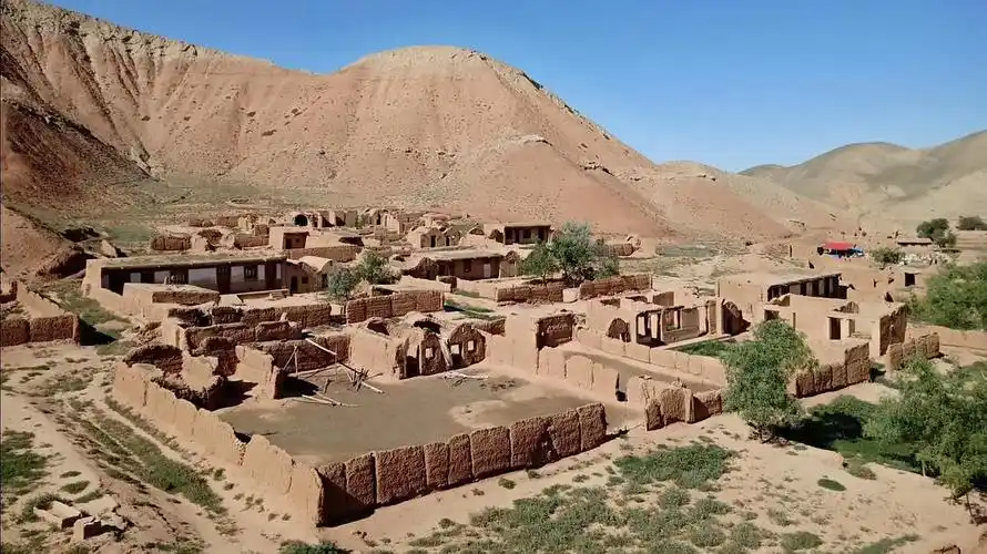 西海固一个搬迁后的村庄和去年的闽宁镇