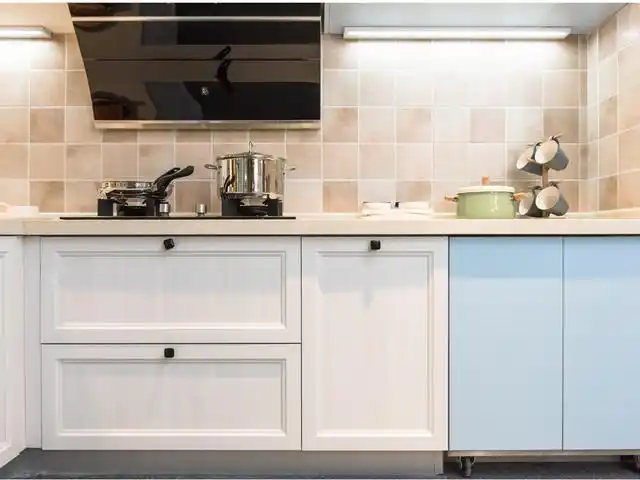 原灶具右手边的对开门,已换成白色门板,里面是一个可折叠式餐桌,很