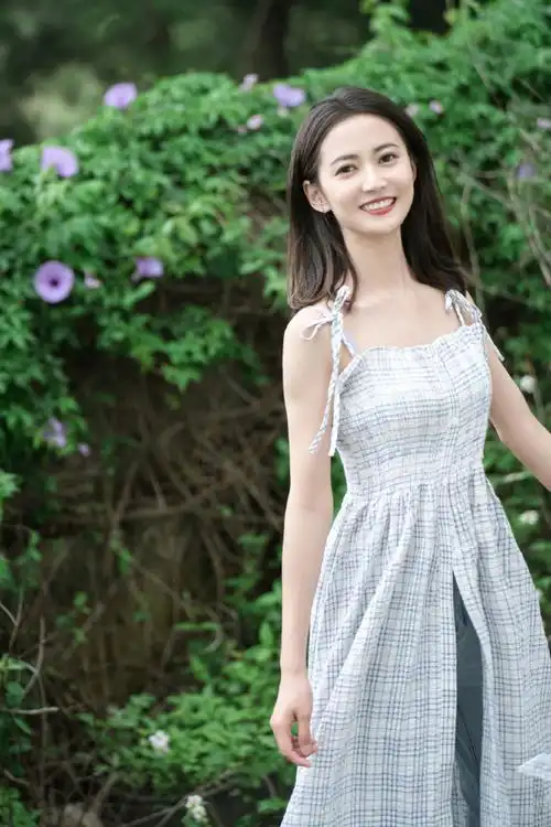 陈钰琪再晒美照,吊带长裙清纯甜美,笑容灿烂宛如初恋