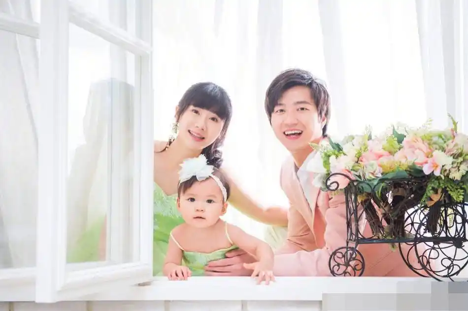 福原爱晒出一组与老公和女儿拍摄的孕期全家福写真,还写道:"绿色系列