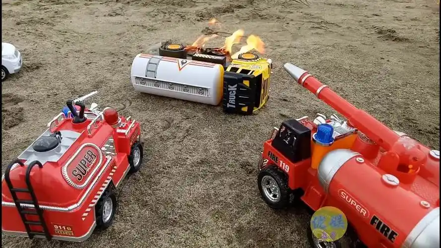 油罐车出车祸 着火 玩具消防车灭火儿童玩具视频