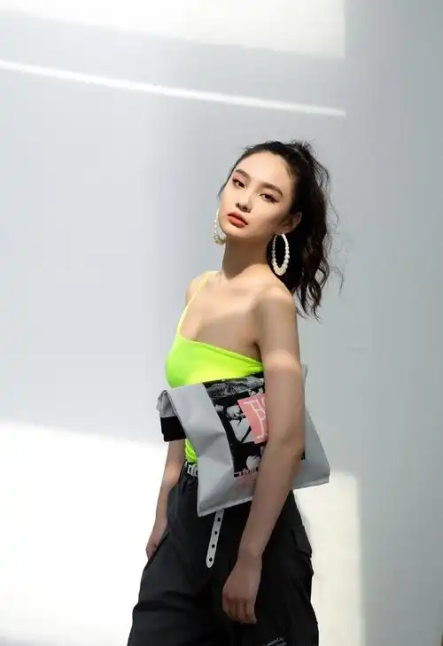 王可如大变身荧光绿色单边吊带性感潮酷超大圆圈耳环超惹眼