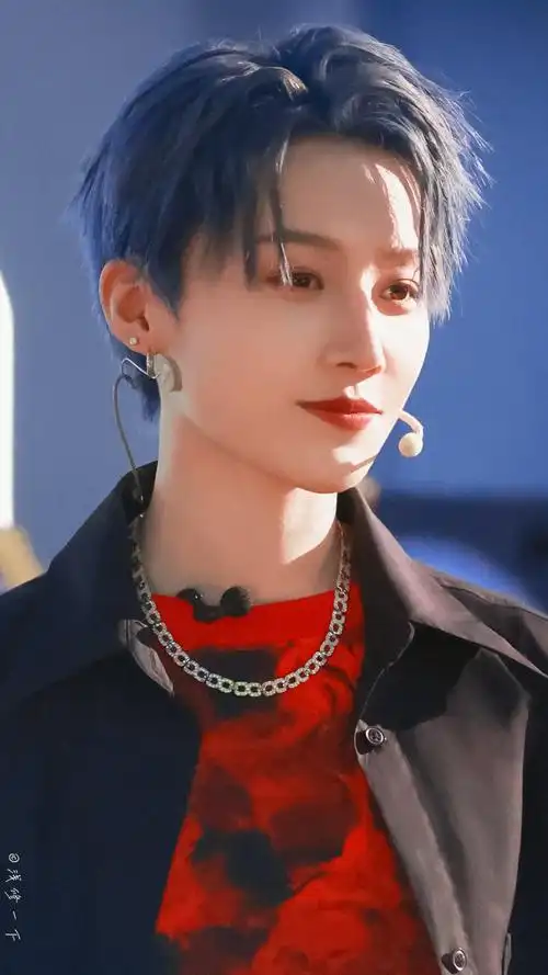 刘雨昕蓝灰发色晕染内搭造型