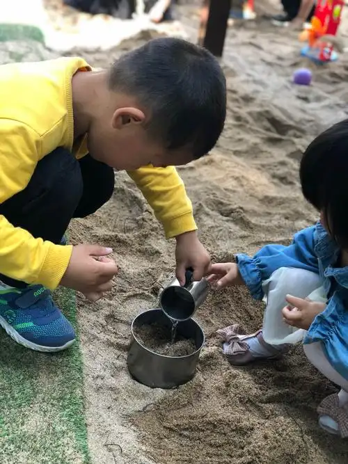 小二班记录课程的瞬间——玩沙玩水,尽享乐趣!