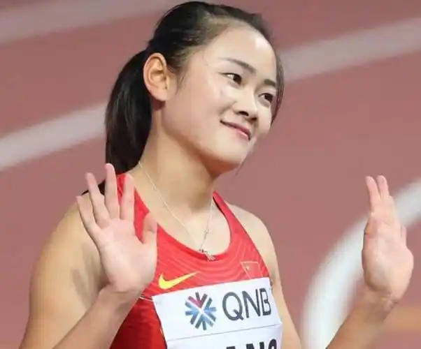 把库存的中国女子短跑所有成绩调出来可以发现,算上超风速,中国乃至