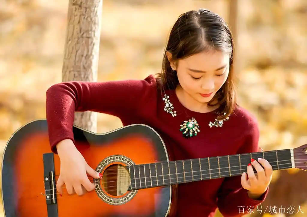 美女摄影:抱着吉他的女孩