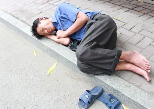 11点半左右 一个男的喝醉了,走到东风市场门口就躺下来睡觉了