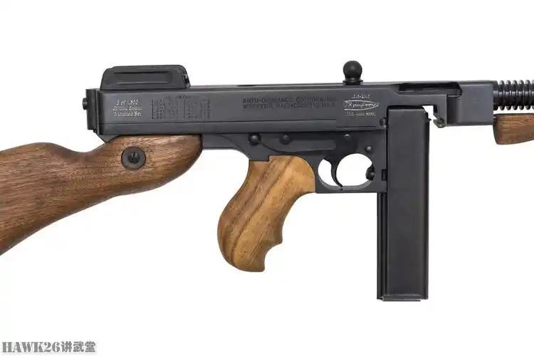 汤姆森冲锋枪100周年纪念版镀金型可以配备弹鼓和提琴盒