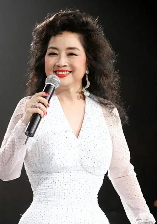 刘德华,发哥下跪致敬,宁离婚不改国籍的徐小凤,如今怎么样了?