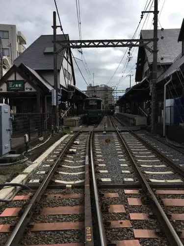 穿梭在城市里面的电车