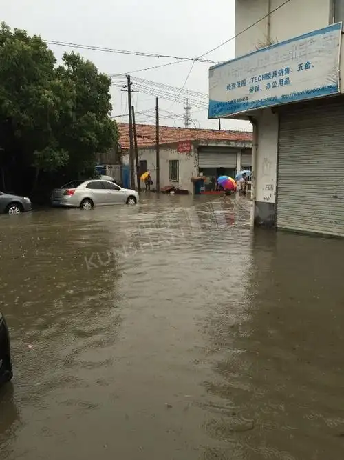 昆山市巴城镇石牌河东街已经汪洋大海了