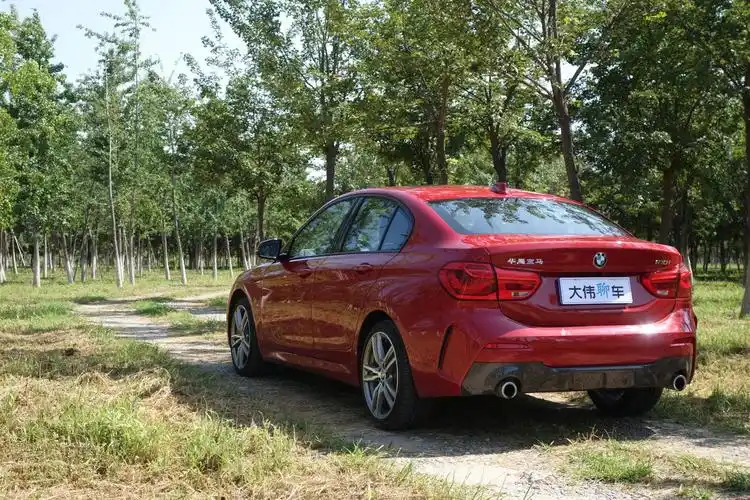 宝马1系120i运动版底盘宝马120i两厢