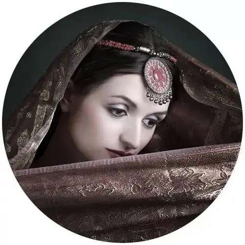 然而,到了18世纪的卡扎尔王朝时期,波斯人对美男和美女的划分标准突然