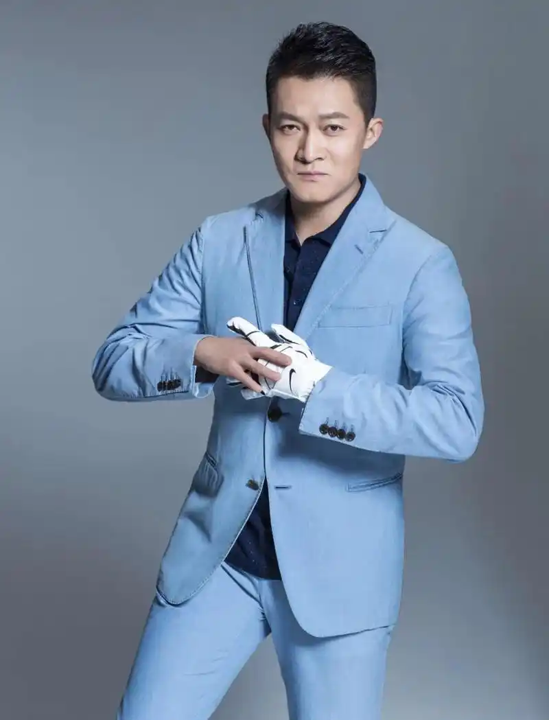 这个男人从勇敢的心一路出名,确实很帅气,这一身西装更是充满了男人味