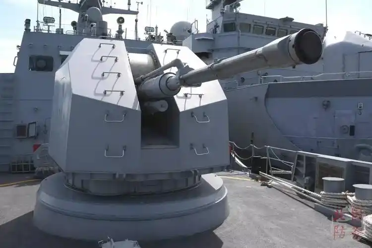 南海发生戏剧一幕中国造76毫米舰炮在数米外对准日本准航母