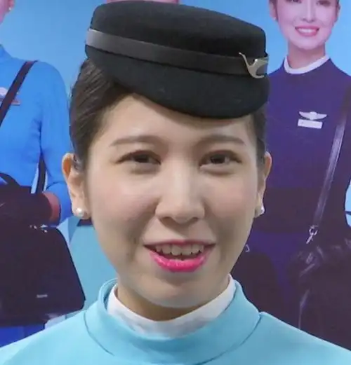 24日下午,国台办副主任龙明彪一行来到厦门航空,与厦航首批台籍乘务员