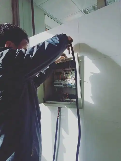 维修食堂配电箱