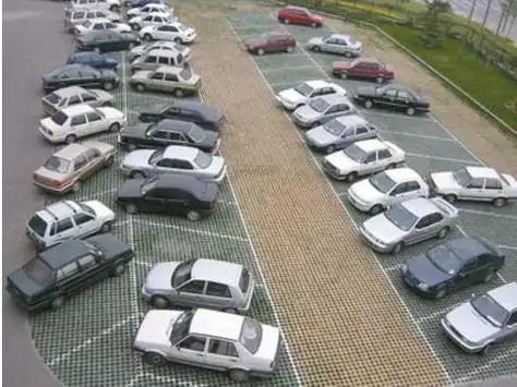 长时间将车辆停放在倾斜的位置会导致弹簧两侧受力不均,进而引发其