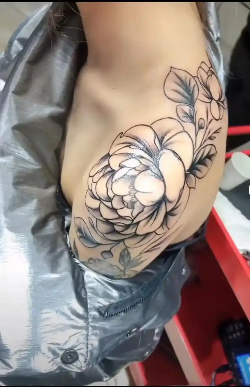 突然萌生了想在肩膀纹个纹身的念头,从未在身上纹过任何,我想问 - 抖