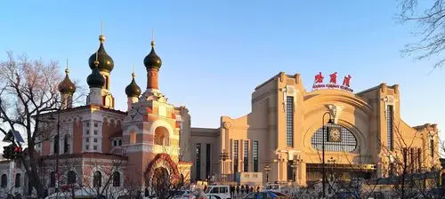 圣·伊维尔教堂与哈尔滨站两座雄伟建筑遥相辉映,十分壮观.