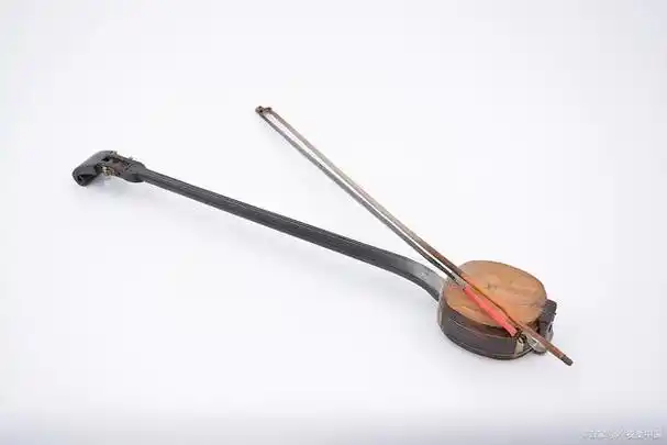 打击乐器有板,单皮鼓,大锣,铙,钹等,称为"武场";管弦乐器有京胡,京