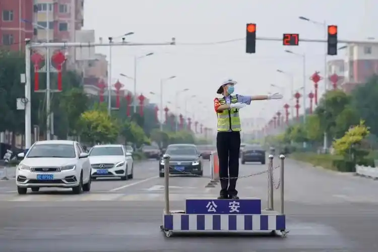 月满人安全省交警为中秋节画出平安圆