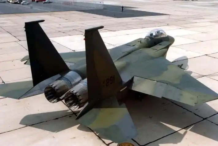 大家了看看,为什么歼十b的襟翼很奇怪,主翼后面完全垂下来了,变成襟翼