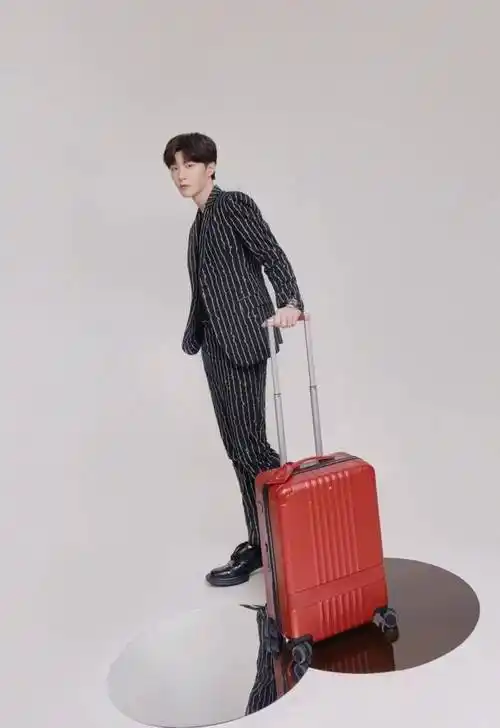 原来范丞丞这么聪明17岁就懂用西装来配高跟鞋更显腿长