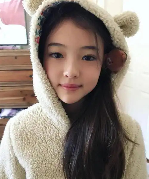 "yg小公主"ella,11岁的猫系小仙女,冷艳气质高级感满满,好美