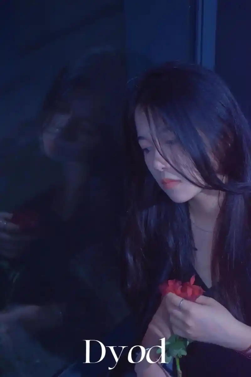 "看夜幕降临 迷失开花沼泽" #情绪照片 #伤心 #花  - 抖音