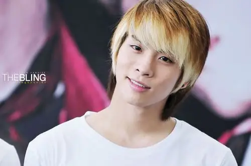 shinee 成员,,从左往右第四个是谁?