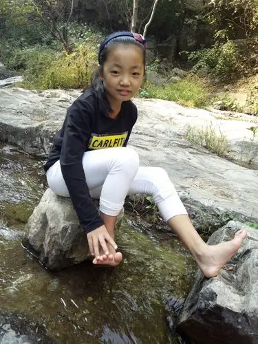 光着脚丫的小姑娘