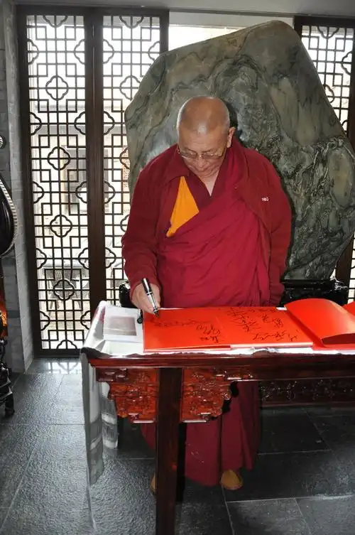 北京藏香展今天荣幸迎接到了一位贵宾----联波活佛.2014-12-19