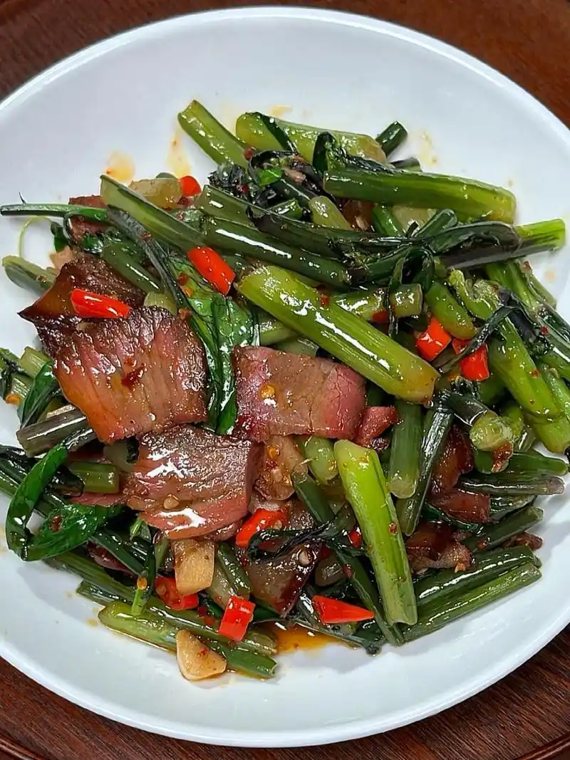 每次过年的时候,江西人的餐桌上都会炒一盘红菜苔炒腊肉,又香又 - 抖
