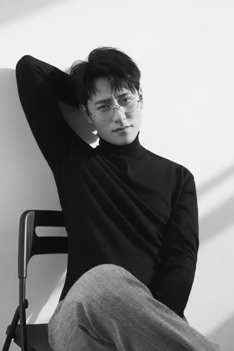 今日份美图~秦俊杰最新写真,黑色毛衣 金丝边眼镜温润雅致!#星时尚