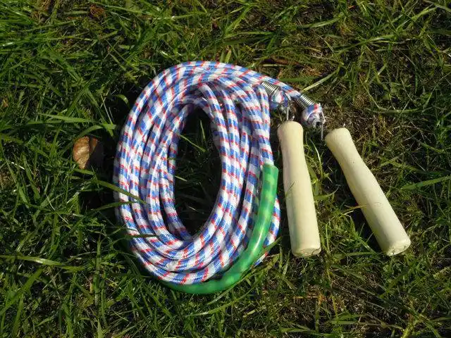 温馨提示:跳绳长度5米,绳子颜色随机发放.