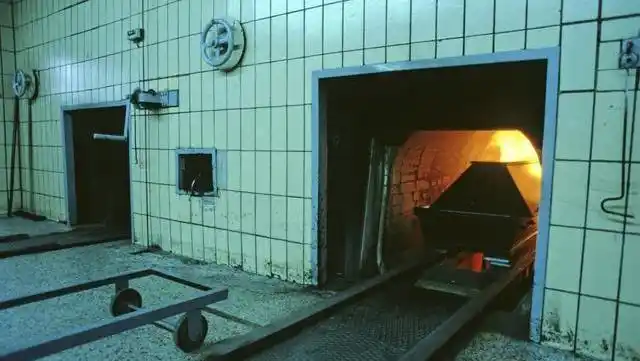 火葬场真会把人烧成骨灰吗?原来大家都被骗了,看看真实情况