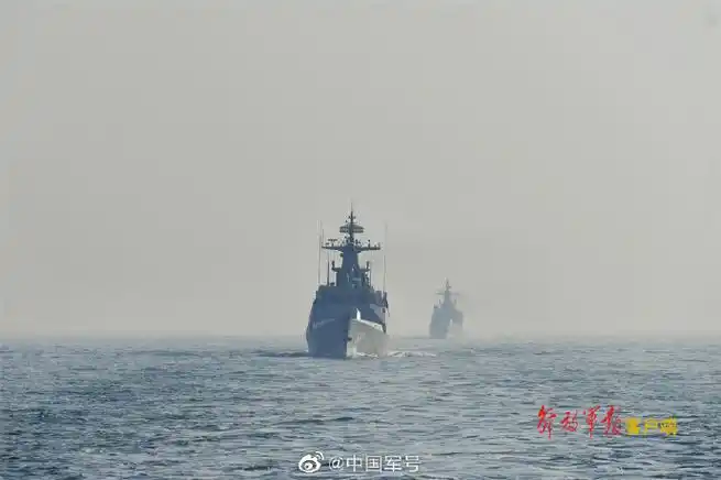 近日,东部战区海军某护卫舰支队石嘴山舰,南阳舰,鄂州舰组成编队,奔赴