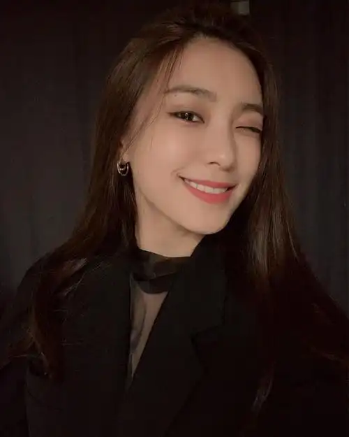 11月2日,尹宝拉在自己的instagram上上传了带有微笑