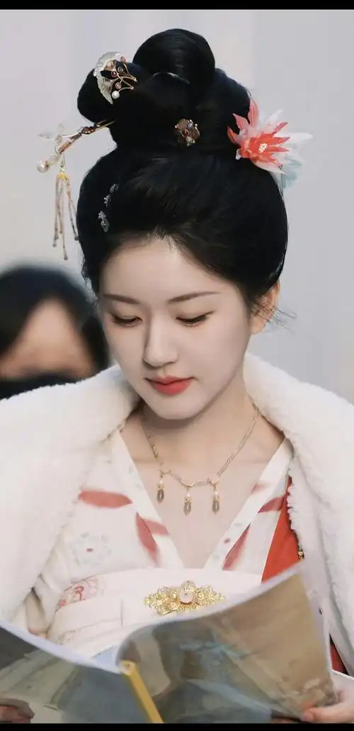 赵露思《珠帘玉幕》妆造路透