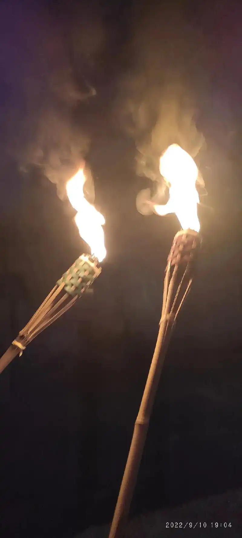 上一次在家玩火把是十年前了,上初中之后就再也没有玩过了,现在 - 抖
